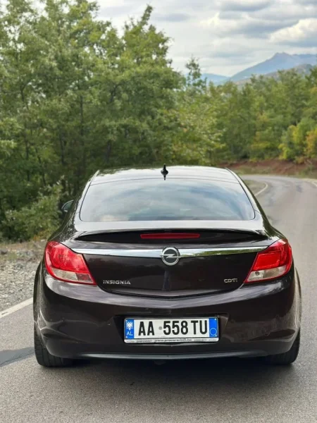 Librazhd, shitet makine Opel Insignia Nafte, kafe automatik Kondicioner 240.000 km 4.400 €