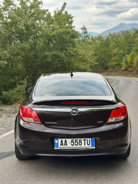 Librazhd, shitet makine Opel Insignia Nafte, kafe automatik Kondicioner 240.000 km 4.400 €