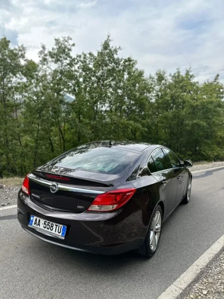 Librazhd, shitet makine Opel Insignia Nafte, kafe automatik Kondicioner 240.000 km 4.400 €