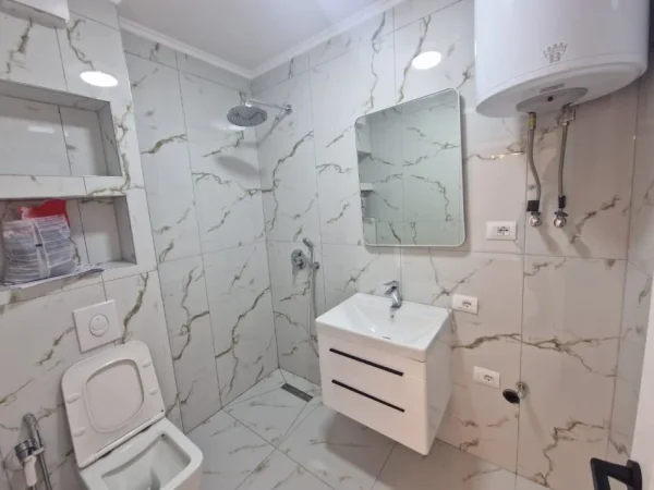 Tirane, Shitet nga Pronari, pa-komision apartament 1+1. Kati 3, 104.000 € (Tiranë e Re, afër shkollës 26 nentori , shiten 2 apartamente 1+1. 104.000 euro)