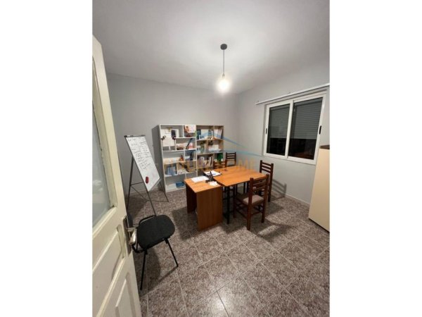 Tirane, jepet me qera zyre Kati 1, 70 m² 600 € (Myslym Shyri)