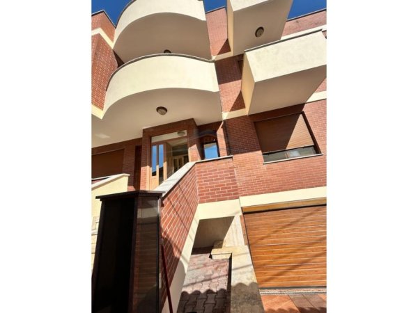 Tirane, jepet me qera Vile 3 Katshe Kati 3, 252 m² 1.200 € (Kodra Priftit)