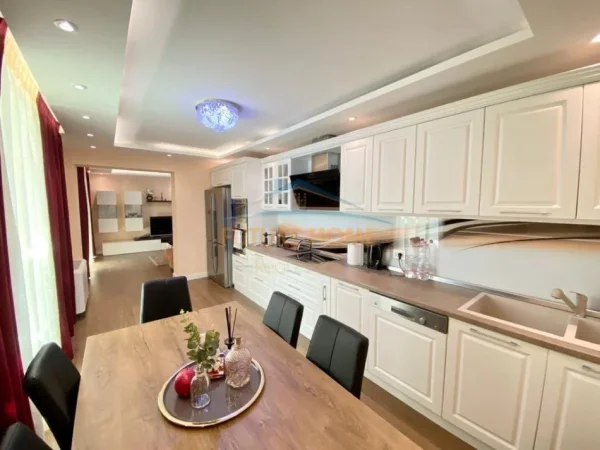 Tirane, jepet me qera apartament 3+1+Aneks+Ballkon Kati 3, 130 m² 1.200 € (liqeni i that)