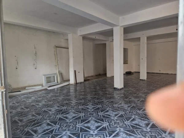 Tirane, jap me qera ambjent biznesi Kati 0, 160 m² 450 € (Azem Galica 16)