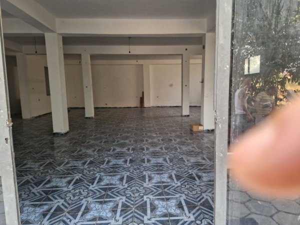 Tirane, jap me qera ambjent biznesi Kati 0, 160 m² 450 € (Azem Galica 16)