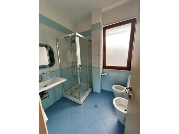 Tirane, jepet me qera Vile 5+1+Ballkon Kati 3, 245 m² 1.200 € (Kodra e Priftit)