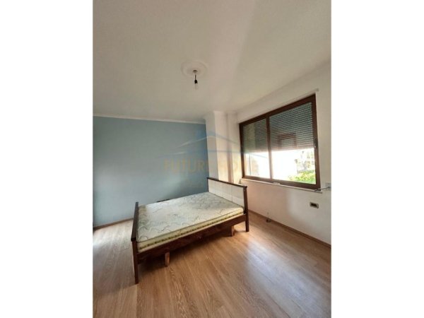 Tirane, jepet me qera Vile 5+1+Ballkon Kati 3, 245 m² 1.200 € (Kodra e Priftit)