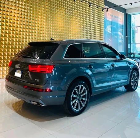 Durres, shes SUV Audi Q7 2018 Prestige Benzin, gri e erret automatik Kondicioner 201.140 km