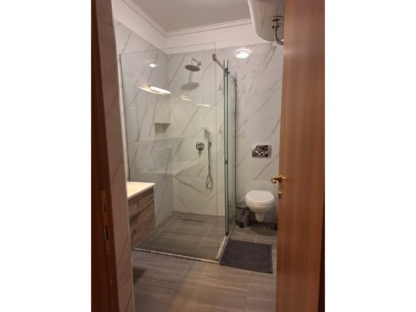 Tirane, jepet me qera apartament 2+1+Ballkon Kati 5, 104 m² 900 € (Blloku)