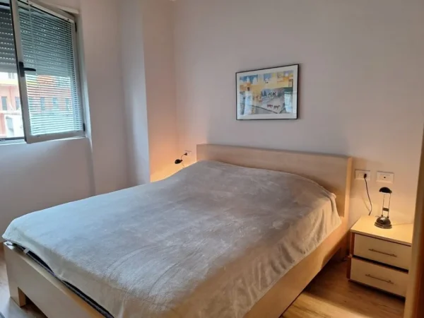 Tirane, jepet me qera apartament 2+1+Ballkon Kati 5, 104 m² 900 € (Blloku)