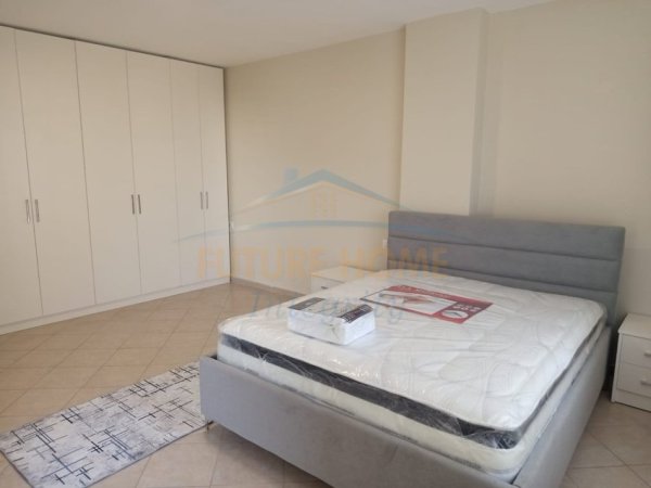 Tirane, jepet me qera apartament 2+1+Ballkon Kati 4, 110 m² 550 € (Unaza e Re)