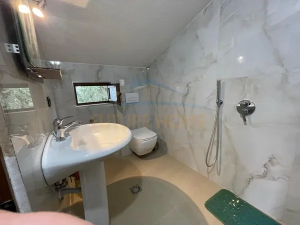 Tirane, jepet me qera apartament 3+1+Ballkon Kati 3, 167 m² 800 € (Vilat Gjermane)