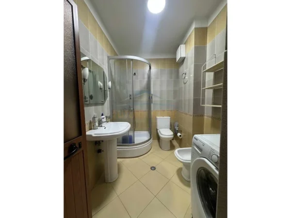 Tirane, jepet me qera apartament 2+1+Ballkon Kati 4, 94 m² 650 € 