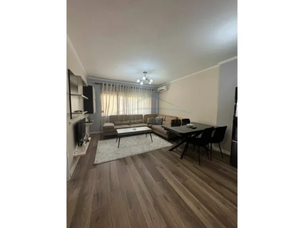 Tirane, jepet me qera apartament 2+1+Ballkon Kati 4, 94 m² 650 € 
