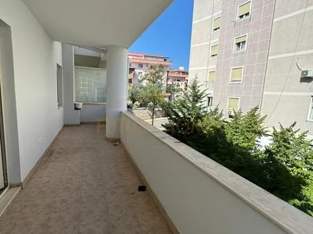 Tirane, shitet apartament 2+1+Ballkon Kati 3, 94 m² 135.000 € 
