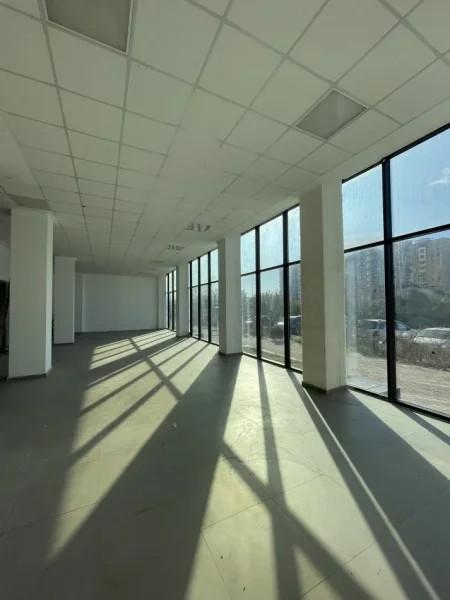 Tirane, jepet me qera ambjent biznesi , 123 m² 