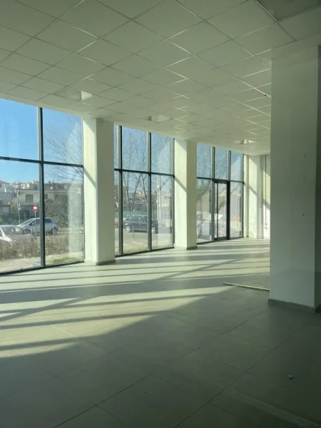 Tirane, jepet me qera ambjent biznesi , 123 m² 