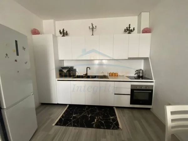 Tirane, jepet me qera apartament 1+1 Kati 1, 108 m² 420 € (Fresk)