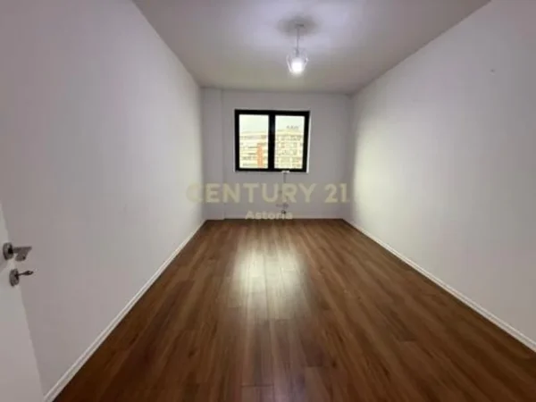 Tirane, jepet me qera ambjent biznesi Kati 5, 130 m² 600 € (Astir)