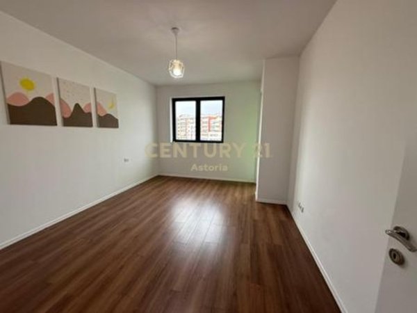 Tirane, jepet me qera ambjent biznesi Kati 5, 130 m² 600 € (Astir)