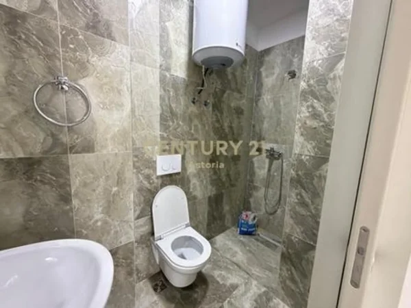 Tirane, jepet me qera ambjent biznesi Kati 5, 130 m² 600 € (Astir)