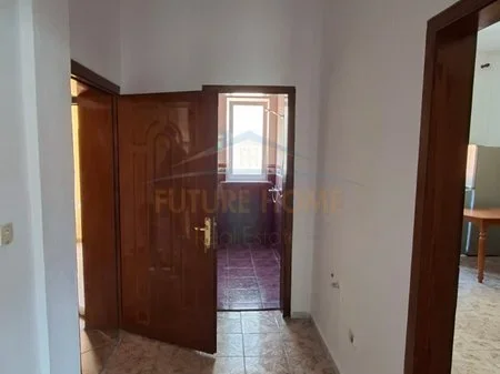 Tirane, jepet me qera apartament 1+1 Kati 2, 85 m² 500 € 