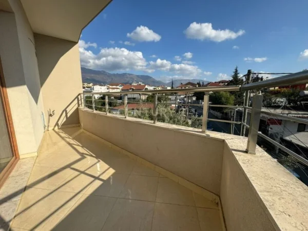 Tirane, jepet me qera apartament 3+1+Ballkon Kati 3, 103 m² 500 € (Profarma)