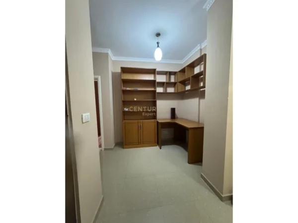 Tirane, jepet me qera apartament 2+1 Kati 3, 105 m² 550 € 