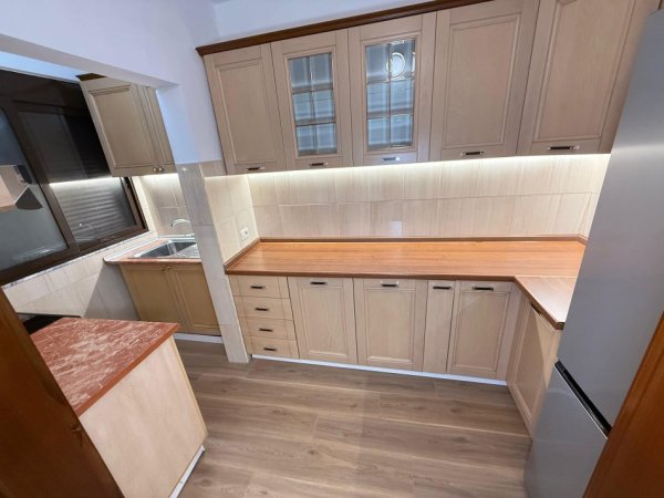 Tirane, jepet me qera apartament 2+1 Kati 1, 650 €