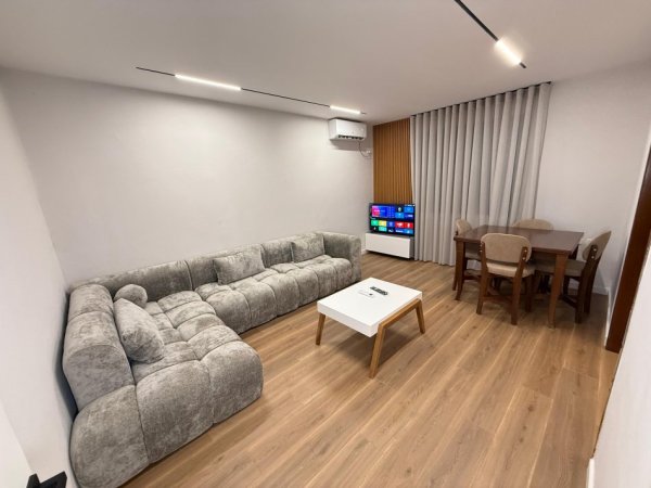 Tirane, jepet me qera apartament 2+1 Kati 1, 650 €