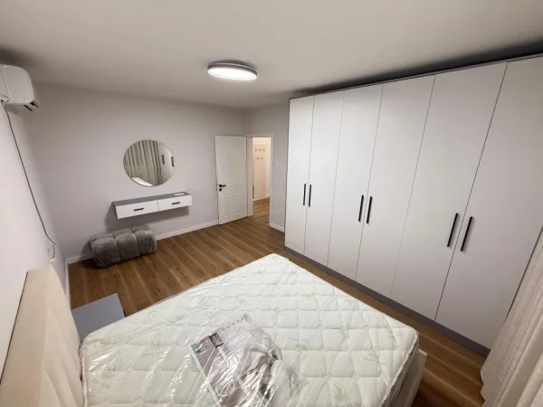 Tirane, jepet me qera apartament 2+1 Kati 1, 650 €