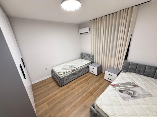 Tirane, jepet me qera apartament 2+1 Kati 1, 650 €