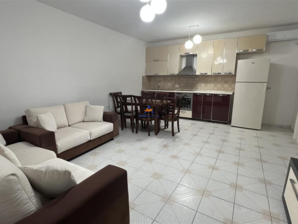 Tirane, jepet me qera apartament 2+1 Kati 0, 130 m² 500 € (PRANE STACIONIT TE AUTOBUZAVE, KOMBINAT)