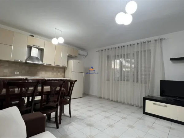 Tirane, jepet me qera apartament 2+1 Kati 0, 130 m² 500 € (PRANE STACIONIT TE AUTOBUZAVE, KOMBINAT)