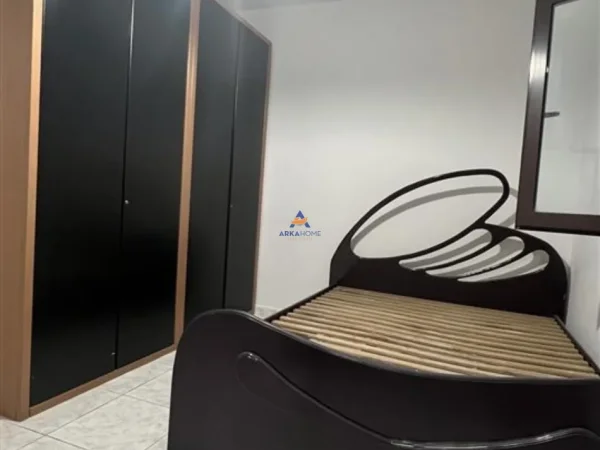 Tirane, jepet me qera apartament 2+1 Kati 0, 130 m² 500 € (PRANE STACIONIT TE AUTOBUZAVE, KOMBINAT)