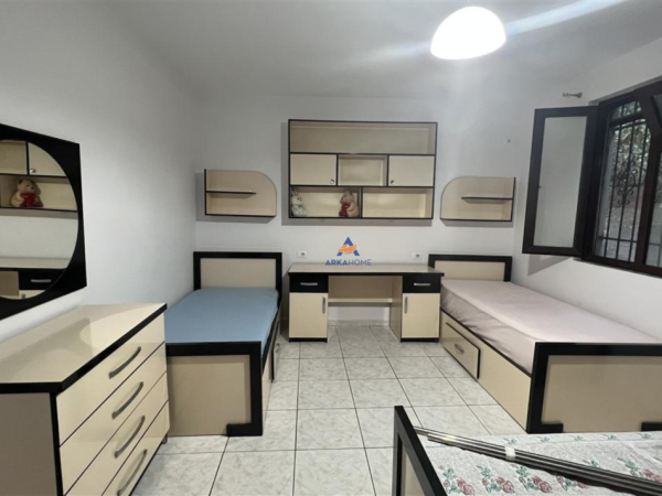 Tirane, jepet me qera apartament 2+1 Kati 0, 130 m² 500 € (PRANE STACIONIT TE AUTOBUZAVE, KOMBINAT)