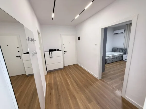 Tirane, jepet me qera apartament 2+1 Kati 1, 650 €