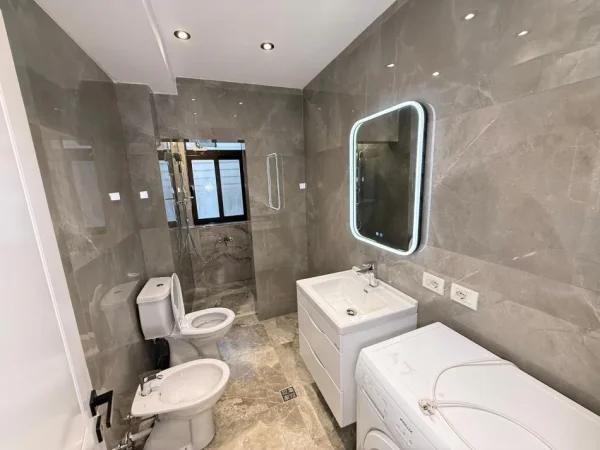 Tirane, jepet me qera apartament 2+1 Kati 1, 650 €