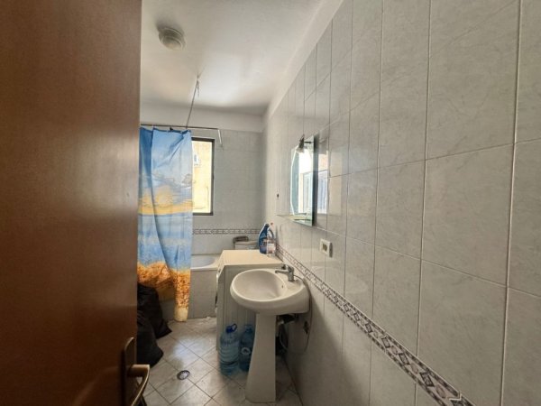 Tirane, jap me qera apartament 2+1+Ballkon Kati 7, 120 m² 800 € (ne Zog te Zi)