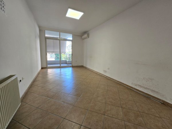 Tirane, jepet me qera ambjent biznesi Kati 3, 600 €