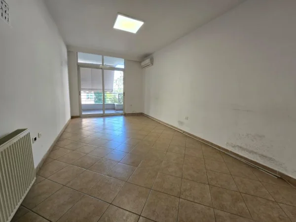 Tirane, jepet me qera ambjent biznesi Kati 3, 600 €