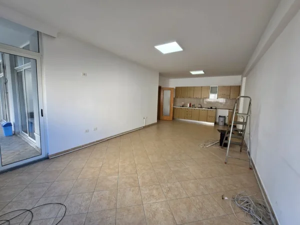 Tirane, jepet me qera ambjent biznesi Kati 3, 600 €