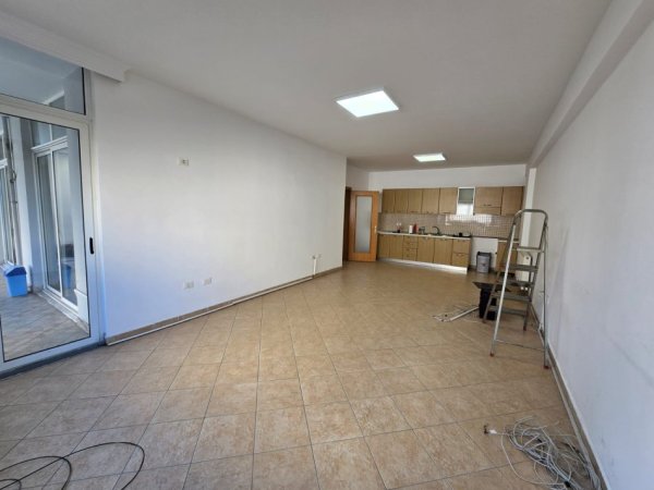Tirane, jepet me qera ambjent biznesi Kati 3, 600 €