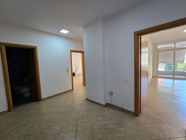 Tirane, jepet me qera ambjent biznesi Kati 3, 600 €