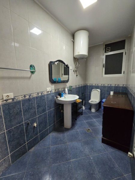 Tirane, jepet me qera ambjent biznesi Kati 3, 600 €