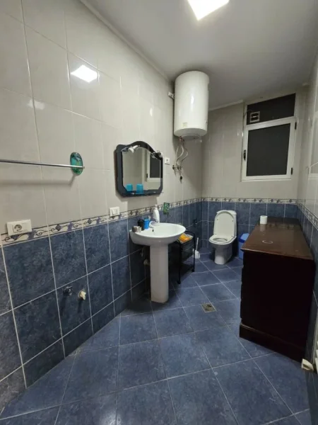 Tirane, jepet me qera ambjent biznesi Kati 3, 600 €