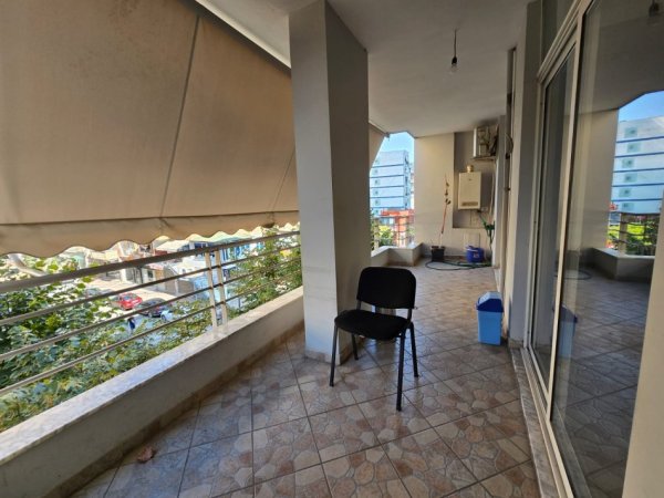 Tirane, jepet me qera ambjent biznesi Kati 3, 600 €