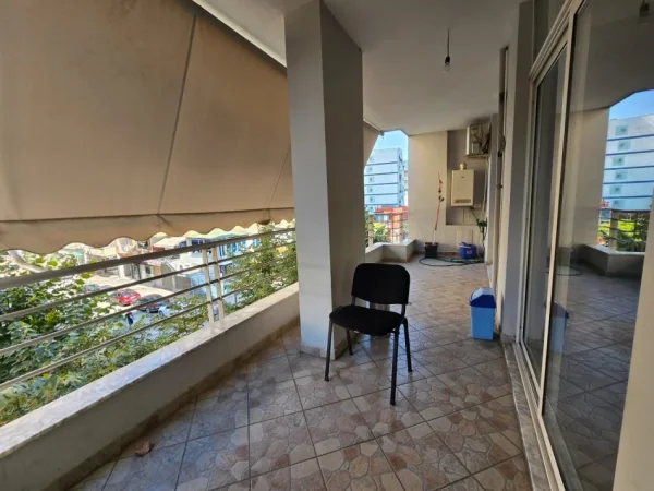 Tirane, jepet me qera ambjent biznesi Kati 3, 600 €