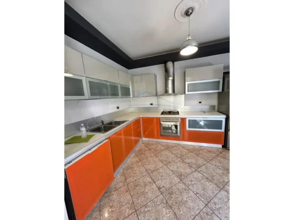 Tirane, jepet me qera Vile 3 Katshe , 254 m² 1.200 € (Kodra e Priftit)