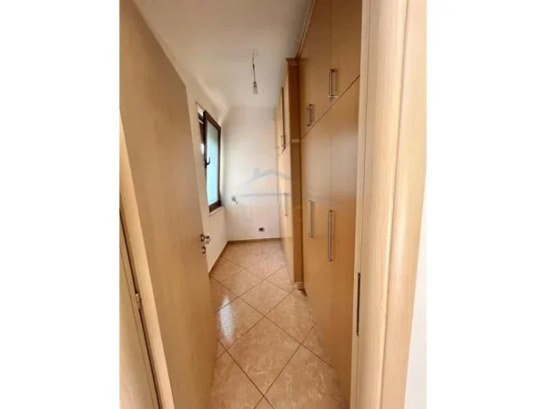 Tirane, jepet me qera Vile 3 Katshe , 254 m² 1.200 € (Kodra e Priftit)